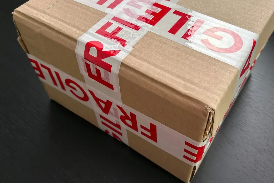 Doos dichtgeplakt met fragile-tape, klaar om verzonden te worden